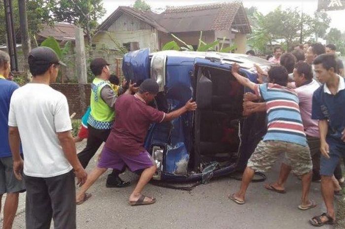 Kecelakaan lalu lintas terjadi antara sebuah mobil dan sepeda motor di jalan raya Dusun Karangsari Desa/Kecamatan Bobotsari, Kabupaten Purbalingga, Kamis (28/11/209)  