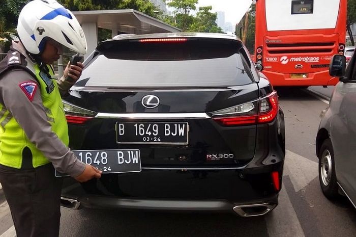 Pasang nopol palsu, mobil mewah SUV Lexus ditangkap petugas.