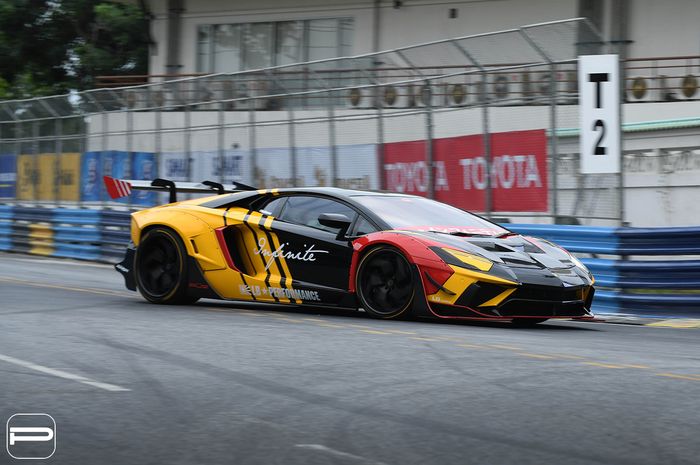 Modifikasi Lamborghini Aventador pakai kelir Advan Racing