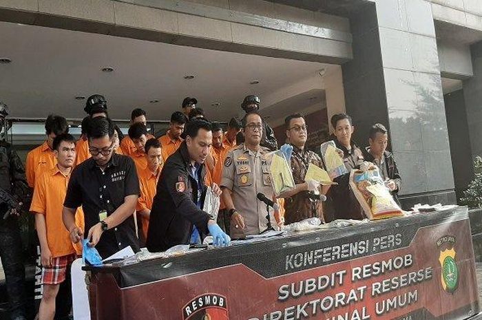 Kabid Humas Polda Metro Jaya Kombes Yusri Yunus mengungkapkan penangkapan tiga komplotan pencuri sepeda motor yang beroperasi di wilayah Jakarta Timur, Jakarta Barat, dan Depok, Jumat (29/11/2019).  