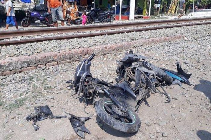 Kondisi motor korban ringsek tertabrak kereta api 