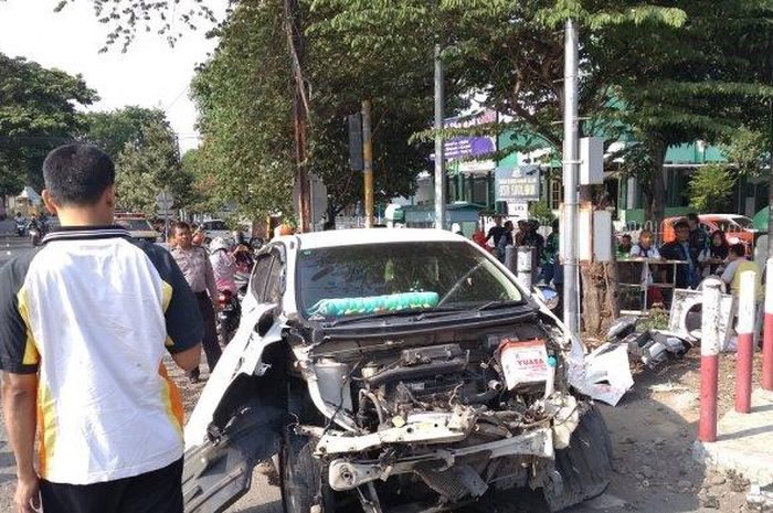 Toyota Agya remuk bodi depan setelah terlibat kecelakaan dengan Kereta Api di Tegal