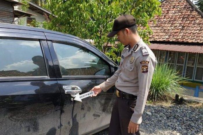 Polisi olah tempat kejadian perkara kendaraan tempat menyimpan dana desa Gunung Megang Dalam.  