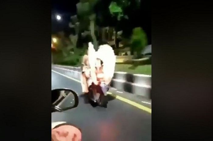Dua malaikat turun ke jalan raya naik motor matic