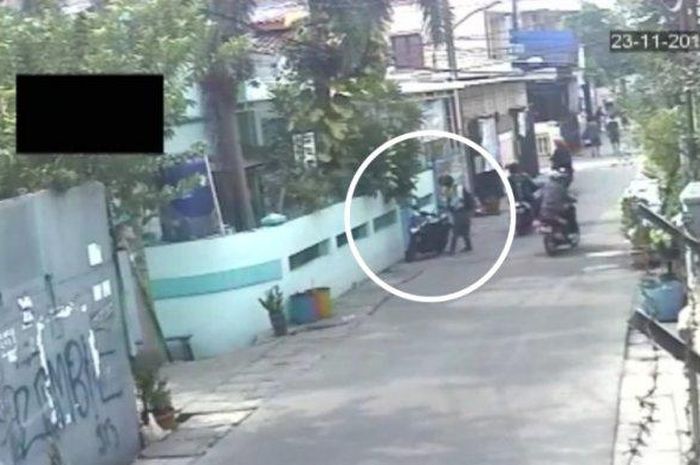 Pelaku curanmor di Jalan Tenis Raya, Kapuk, Cengkareng, Jakarta Barat bermodus ojek online turunkan penumpang terekam CCTV. 