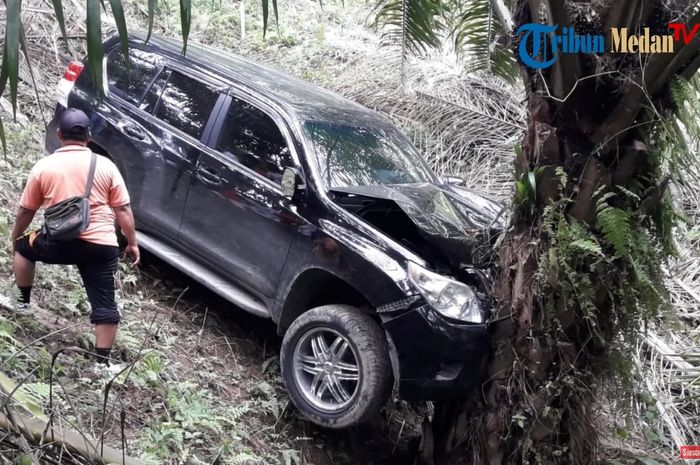 Toyota Lan Cruiser Prado yang ditemukan warga masuk area perkebunan kelapa sawit