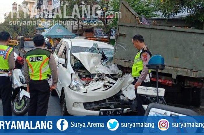 Mobil Daihatsu Xenia nopol N 332 VQ menabrak truk Satpol PP Sidoarjo nopol W 8104 NP di pinggir Jalan Raya Gajah Mada, Sidoarjo, Sabtu (11/2019) pukul 03.30 WIB.  