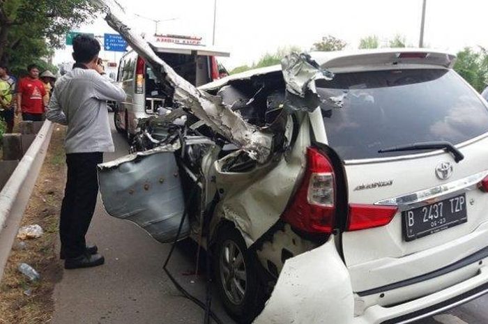 Mobil Toyota Avanza remuk dihantam tronton bermuatan besi saat terjadi kecelakaan beruntun di Tol Meruya KM 11 Sabtu (30/11/2019). 