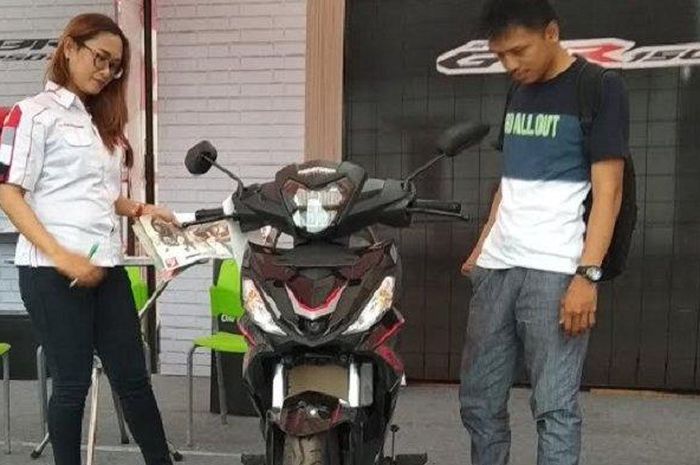 Sales MPM mempromosikan Honda Supra GTR model terbaru ke konsumen di acara Kejutan Festival Honda di Lapangan Bendo, Kecamatan Ponggok, Kabupaten Blitar, Sabtu (30/11/2019). 