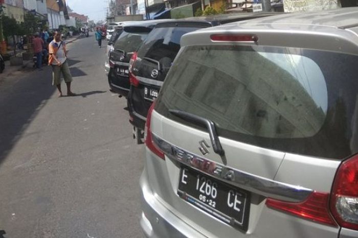 Sejumlah kantong parkir di sekitar Malioboro dipadati kendaraan wisatawan.    