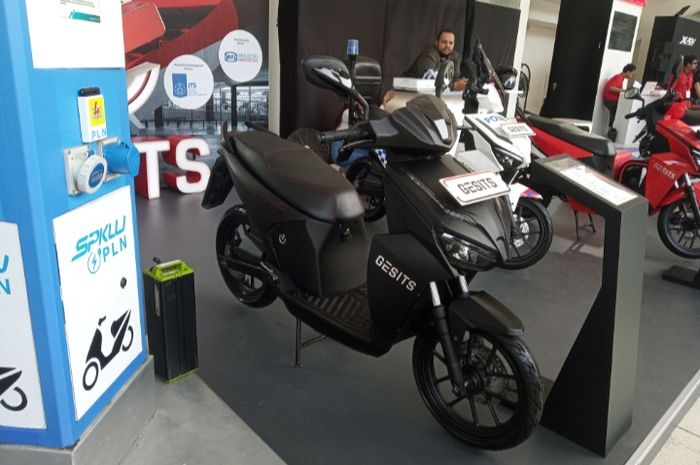 Motor listrik Gesits hadir dalam ajang IIMS Motobike Expo 2019.