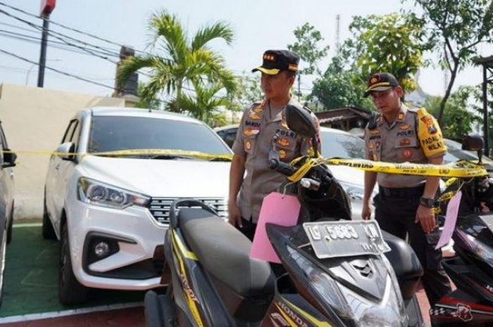 Kapolrestabes Surabaya menunjukkan mobil rental hasil penipuan dan penggelapan pengusaha muda Surabaya, Senin (2/1202019). 