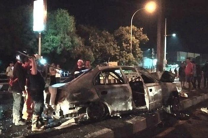 Mobil kawanan perampok diberondong peluru polisi sebelum terbakar