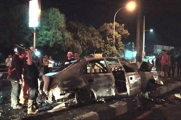 Hyundai Avega hangsu terbakar usai menghajar tiang lampu karena dikejar-kejar polisi