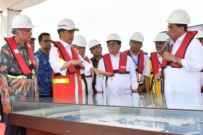 Presiden Joko Widodo saat berbincang bersama para Menteri