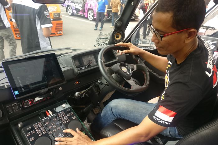 Joko Prasetyo menunjukkan kemampuan ber-DJ di dalam kabin pikap Mitsubishi L300