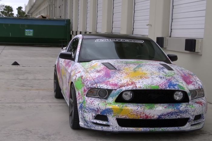 Modifikasi Ford Mustang dengan kelir unik