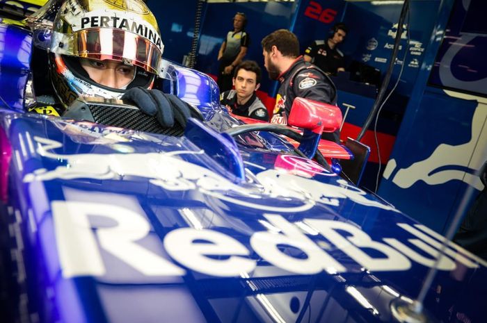 Sean Gelael saat fitting di dalam mobil milik Scuderia Team Toro Rosso Honda
