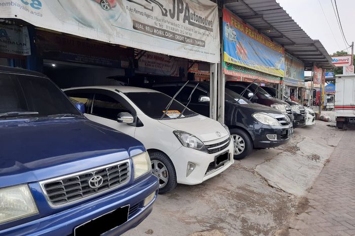 Ilustrasi mobil bekas di showroom mobkas kawasan Tangerang 