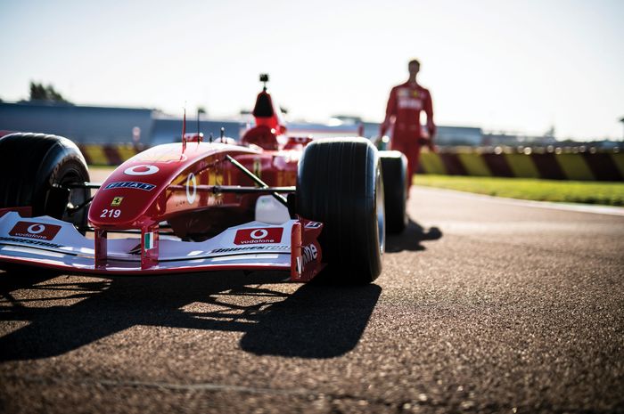 Ferrari F2002 yang membawa Michael Schumacher meraih gelar juara dunia Formula 1 kelimanya dilelang