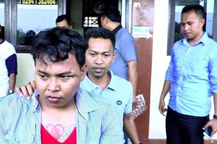 Muhammad Rizky , pelaku penjambretan dibawa ke dalam mobil Polisi  