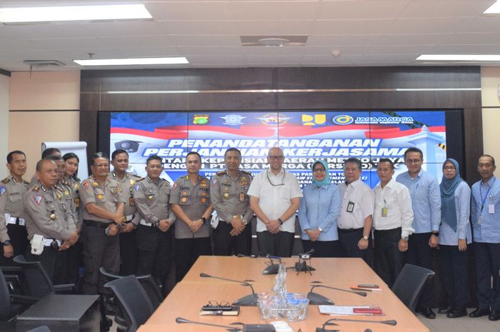 PT Jasa Marga (Persero) Tbk Desi Arryani dan Dirlantas Polda Metro Jaya Kombes Pol Yusuf menandatangani perjanjian kerjasama ETLE