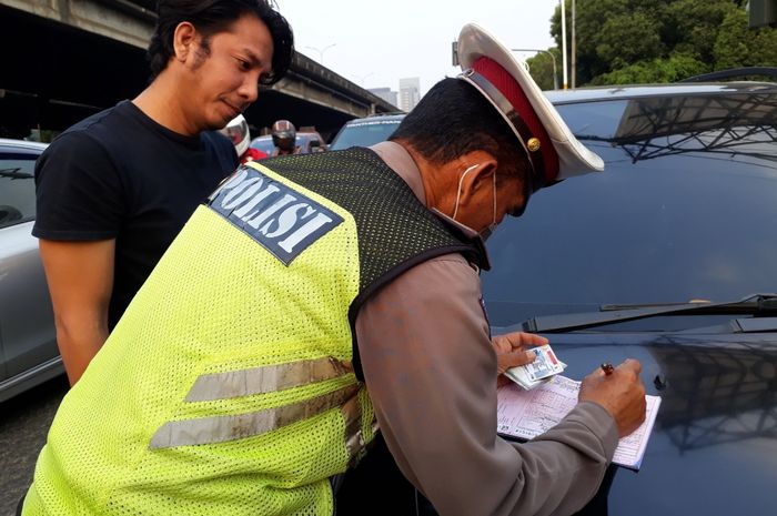 Polisi saat melalukan penindakan ganjil genap di kawasan Jakarta Selatan
