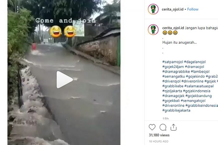 Anak-anak bermain perosotan di jalanan yang banjir