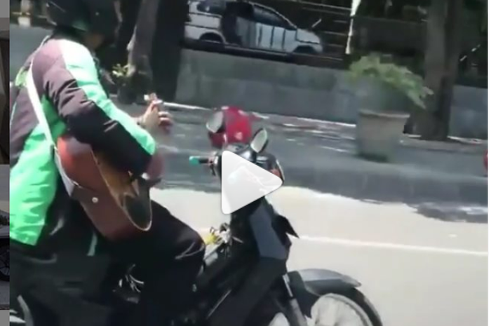 ojek online bermain gitar saat di jalan