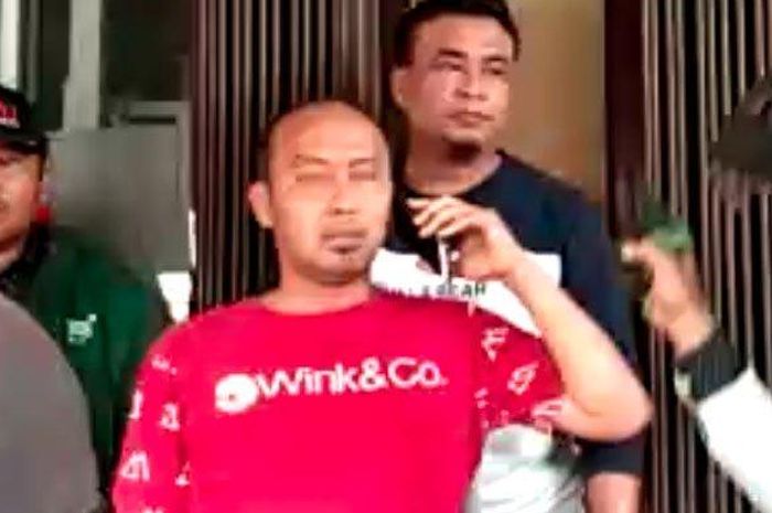 DEBT COLLECTOR - Anggota Polsek Menganti (kaos merah) mengamankan komplotan debt collector di belakangnya yang tertangkap di simpang tiga Jalan Raya Boboh Kecamatan Menganti, Rabu (4/12/2019).  