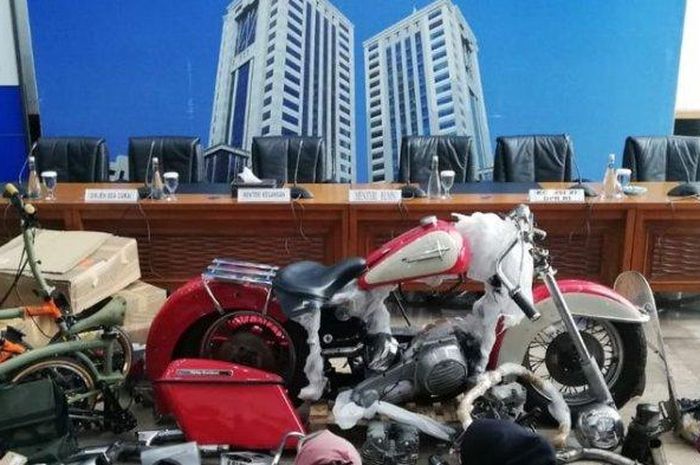 Sepeda motor Harley Davidson yang diselundupkan melalui pesawat udara Garuda Indonesia dari Perancis. 