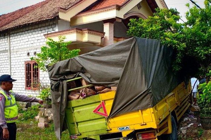 Honda BeAT dihajar truk saat sedang dipanasi pemiliknya di Gresik, Jawa Timur
