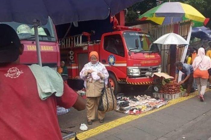 Pemandangan di Tanah Abang, dagangan PKL halangi truk pemadam kebakaran