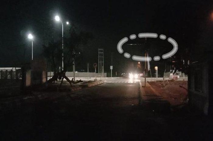 Lampu lalu lintas (dilingkar) tampak tidak nyala atau terlihat di malam hari di gerbang tol Celikah.  