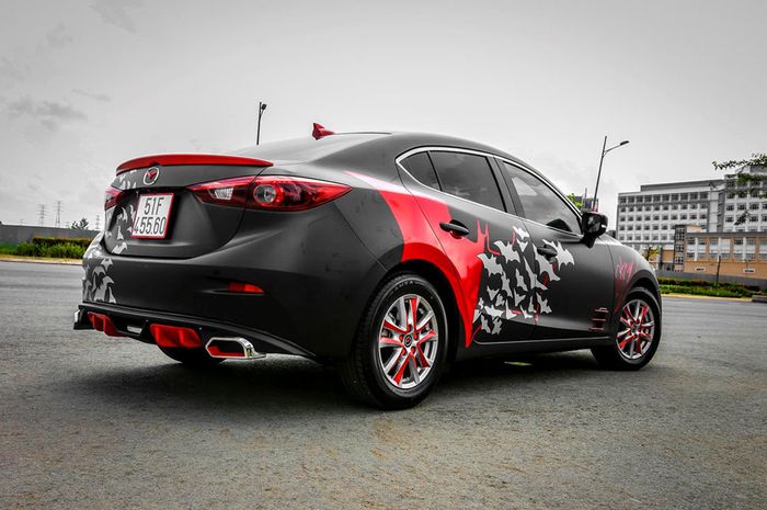 Tampilan belakang juga diubah dengan tema Batman