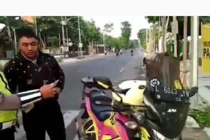 Tampak pemotor yang mengawal ambulans diberikan sanksi tilang