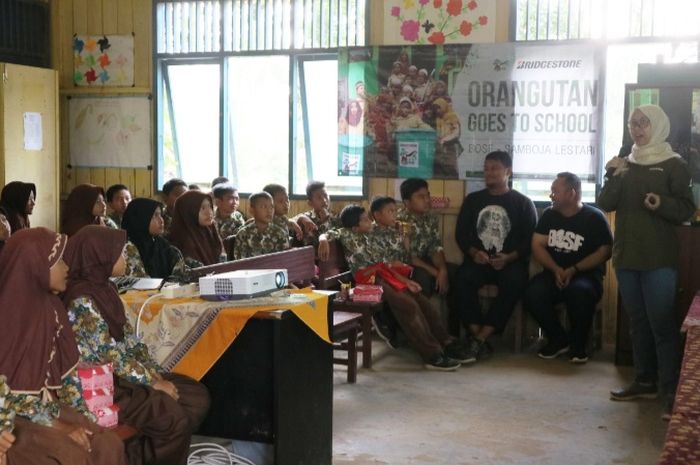 PT Bridgestone Mining Solutions Indonesia (BMSI) bekerja sama dengan Yayasan Borneo Orangutan Survival (BOS) memberikan edukasi kepada siswa Sekolah Dasar.