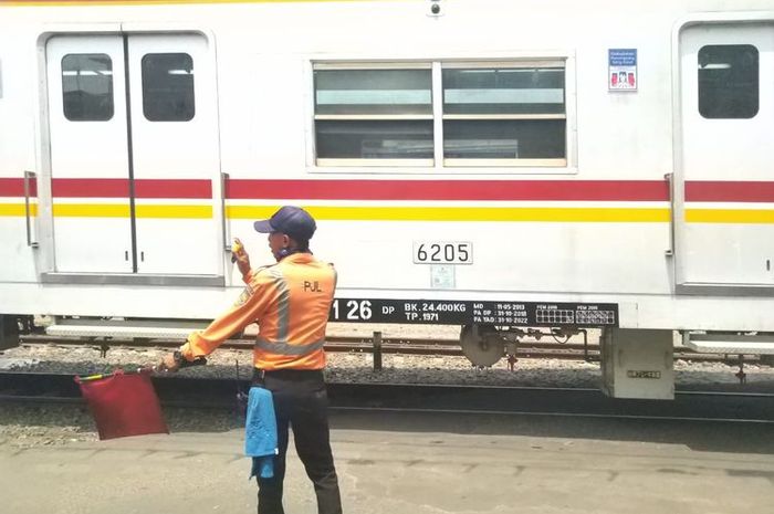  Sulaiman, petugas PJL Stasiun Ancol memberikan bendera rambu merah yang berarti kereta akan berhenti di Stasiun Ancol pada (04/12/2019) siang hari.(Audia Natasha Putri)