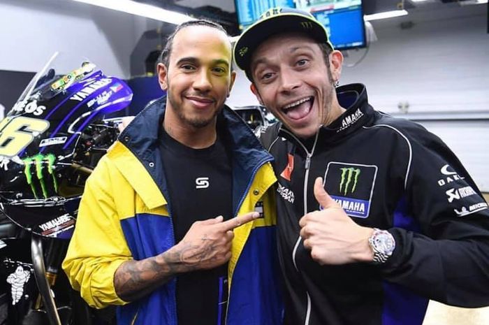 Lewis Hamilton (kiri) dan Valentino Rossi akan segera 'berduel' di sirkuit Valencia, Spanyo. 