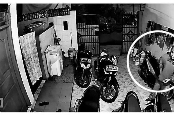 Pelaku pencurian sepeda motor di halaman indekost terekam CCTV.  