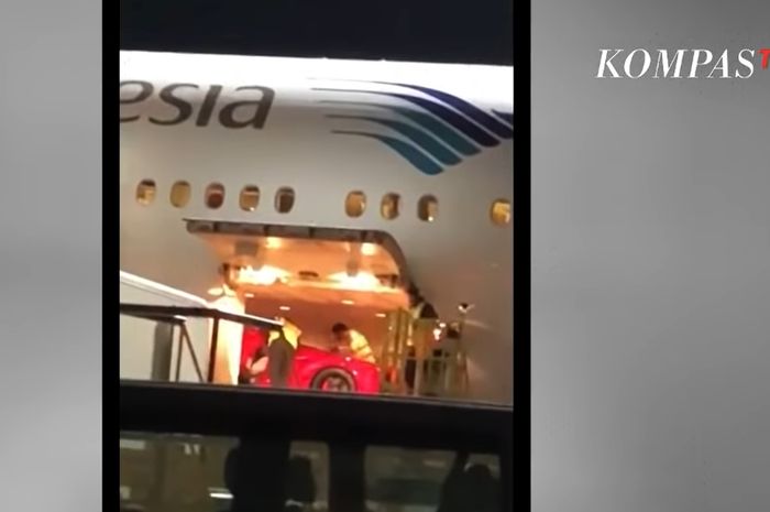 Viral video Ferrari masuk di kargo Pesawat Garuda Indonesia