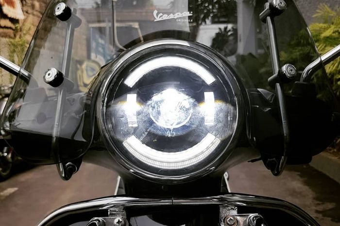 Ilustrasi lampu Daymaker terpasang di Vespa LX