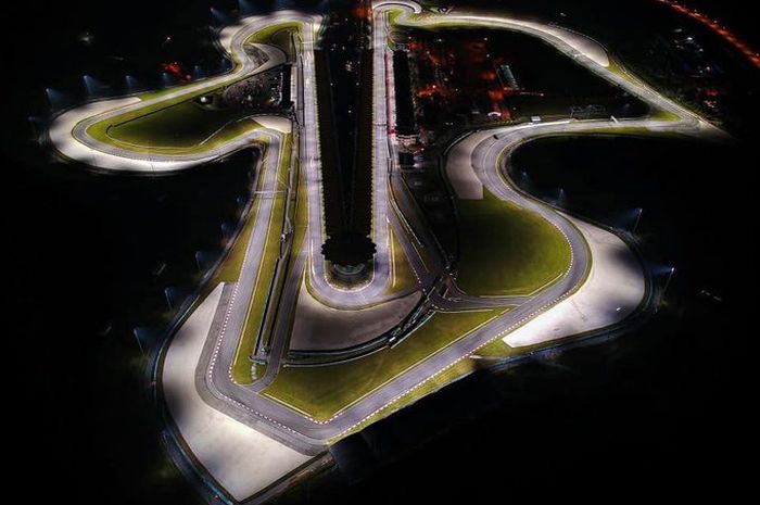 Sirkuit Sepang dengan lampu ribuan Watt mampu menerangi di malam hari. Ada rencana gelar balap malam MotoGP ke depannya nih?