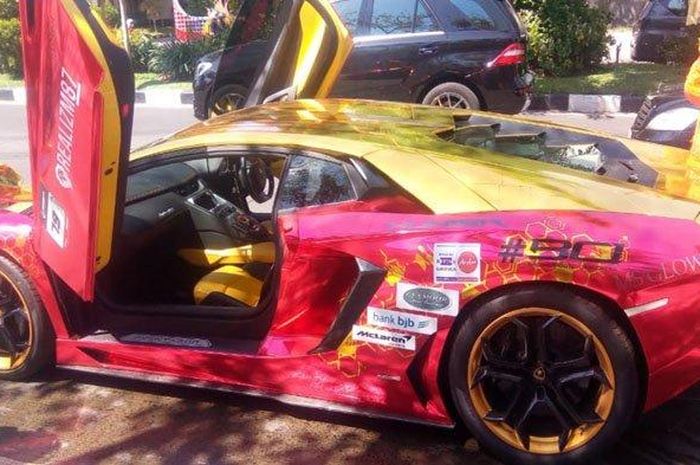 Kondisi mobil Lamborghini bernopol L-568-WX yang dikendarai Lanny Kusuma Wardhani terbakar di Jalan Mayjen Sungkono No 105, Surabaya, Minggu (8/12/2019)  