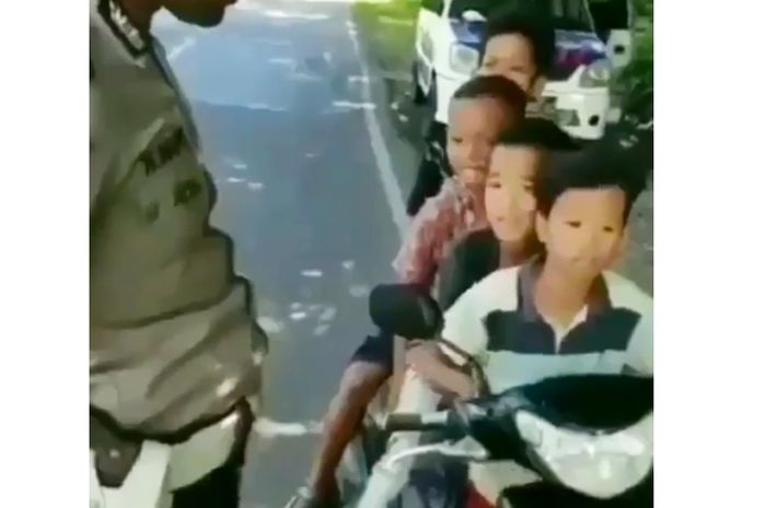 Kocak bocah boncengan berempat ketilang polisi