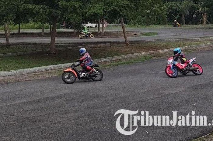 Sejumlah pembalap motor sedang latihan di Sirkuit Sentul, Kota Blitar, Minggu (8/12/2019)  