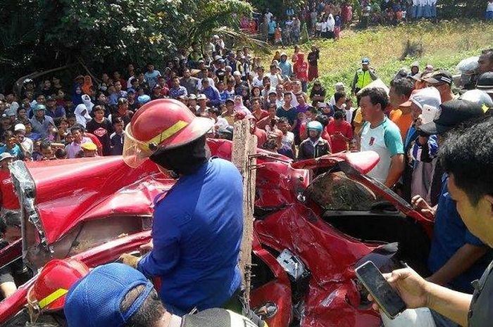 Kereta Api Kaligung Hajar Toyota Yaris di Perlintasan Brangsong Kendal, Senin (9/12/2019)  
