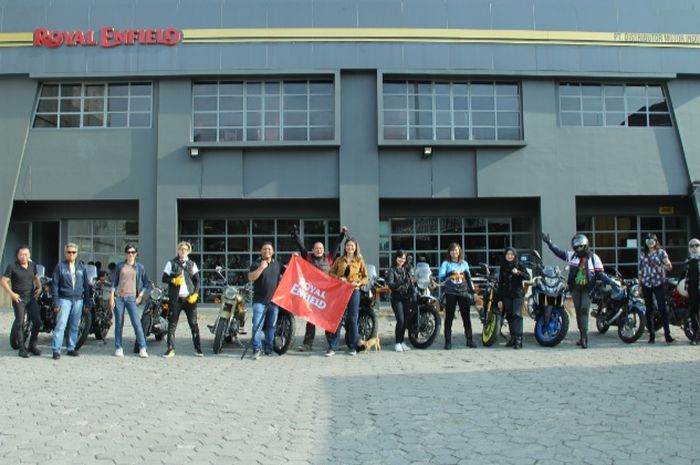 Para peserta Girls Ride Out berkumpul di dealer Royal Enfield, Pejaten, Jakarta Selatan.