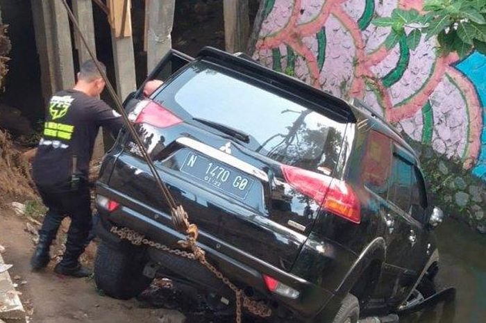 Mitsubishi Pajero Sport rusak setelah meluncur ke sebuah parit
