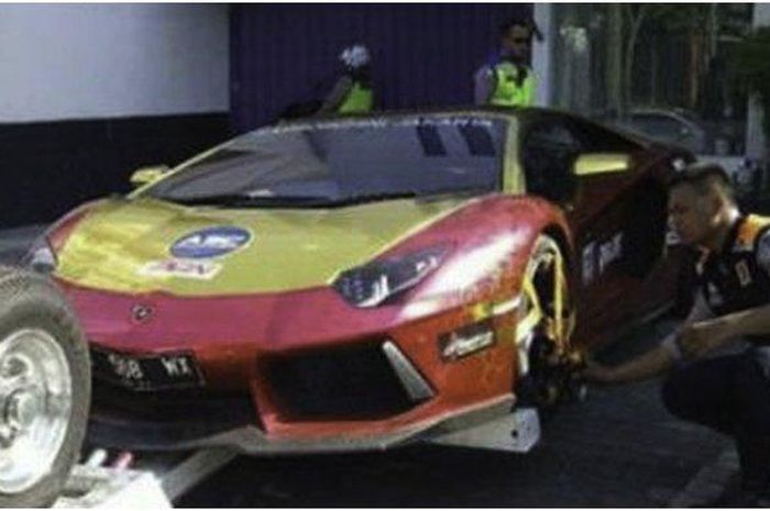 Lamborghini yang viral karena terbakar di Surabaya